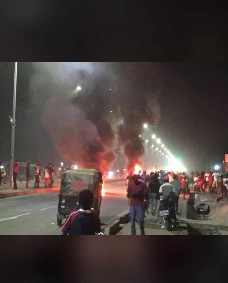 VIDEO!!! 1 Confirmed Dead As Angry Youth Light Up The Streets Of Tamale With Uncontrollable Fire And Gunshots Last Night?