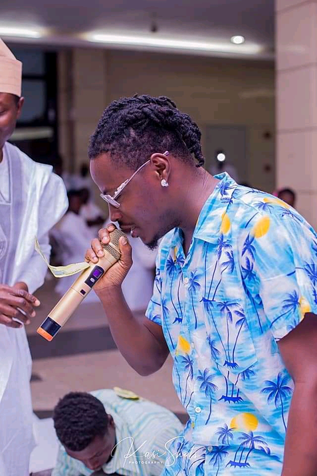 Video!!! Fancy Gadam Wowed The Crowed With “Chein Chein”  At His Manager’s Wedding Ceremony Performance
