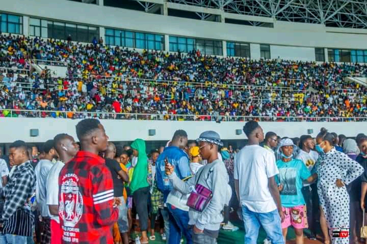 Photos/Videos: Fans Stood In The Heavy Downpour To Watch Every Single Minute Of Maccasio Throne Concert Till Daybreak