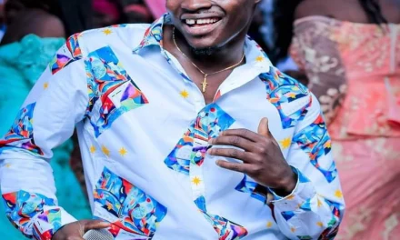 Watch The Moment Fans Abandoned Fancy Gadam And Rushed for GHc5 Notes.
